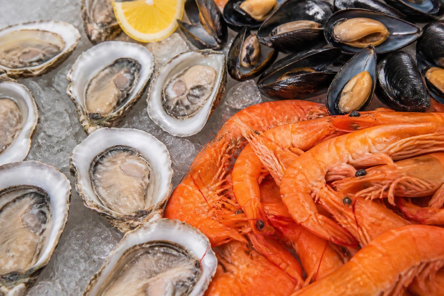 Assortiment de fruits de mer frais : huîtres, moules et crevettes sur glace