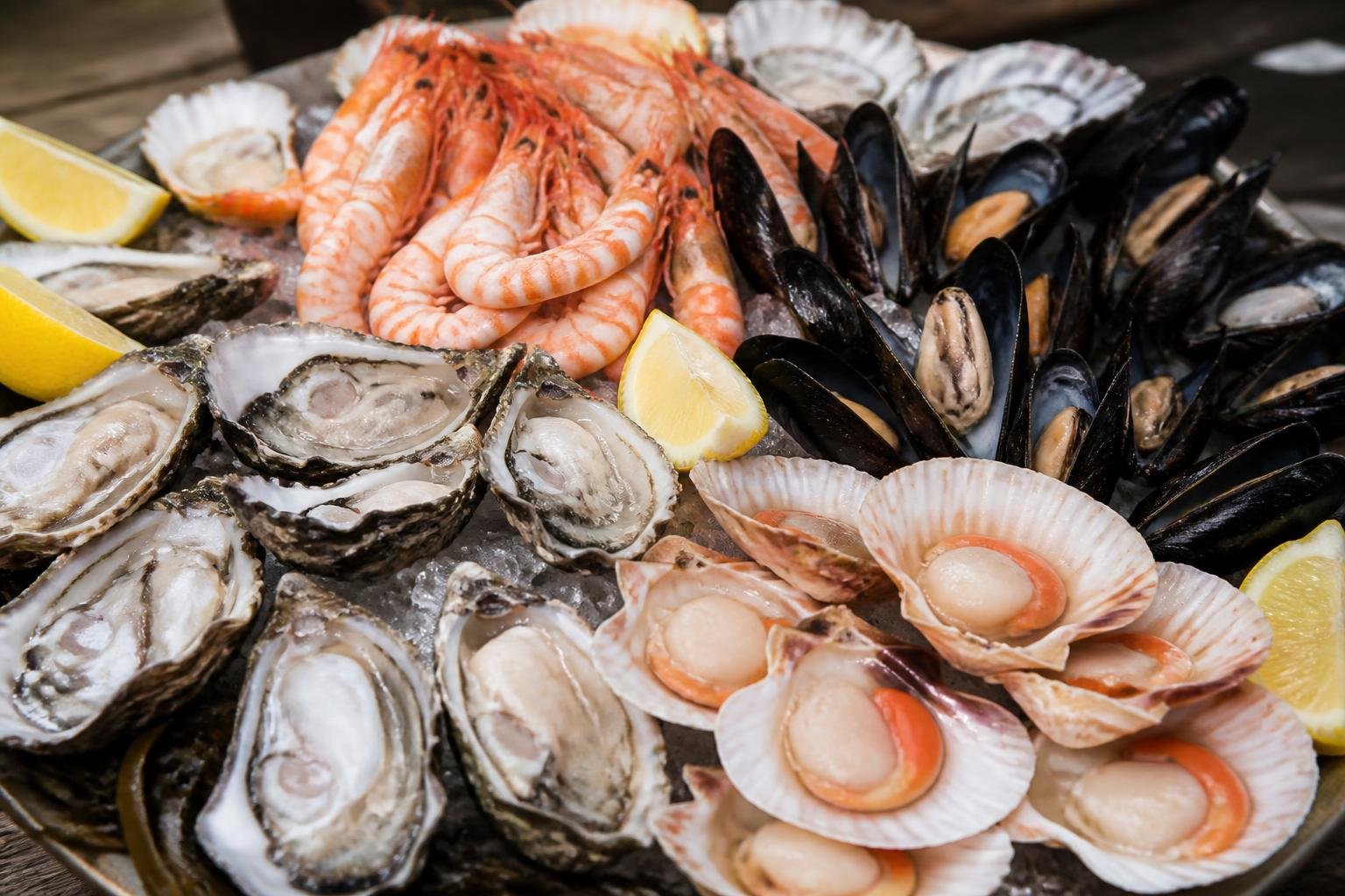 Variété de coquillages et crustacés frais : huîtres, moules, crevettes, pétoncles