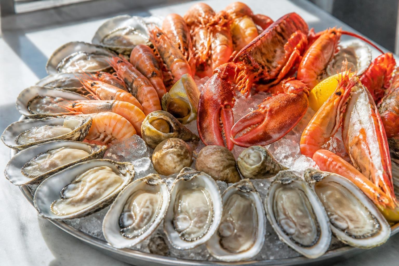 Plateau généeux de fruits de mer frais sur lit de glace